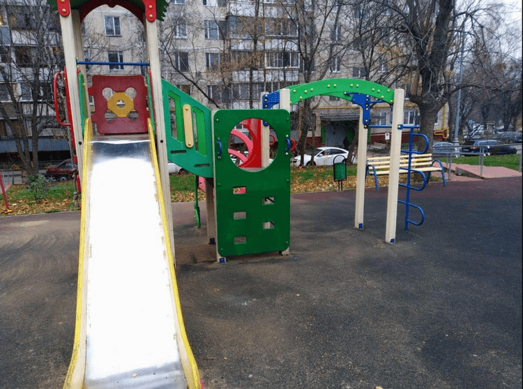 На Медынской улице от вандальных надписей отчистили детскую площадку