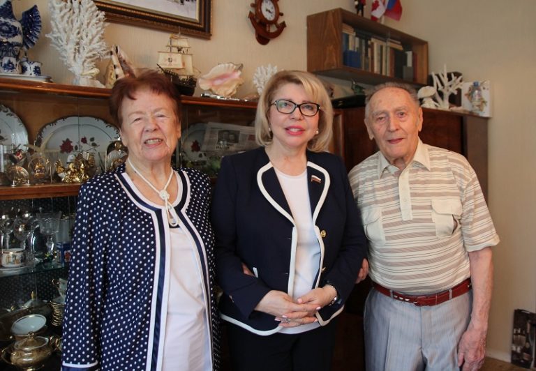 Депутат Елена Панина поздравила ветеранов с Днем семьи, любви и верности