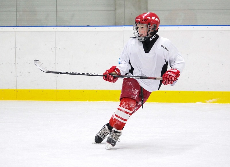Согреться поможет спорт: мастер-класс по хоккею провел центр «НЕО-XXI Век»