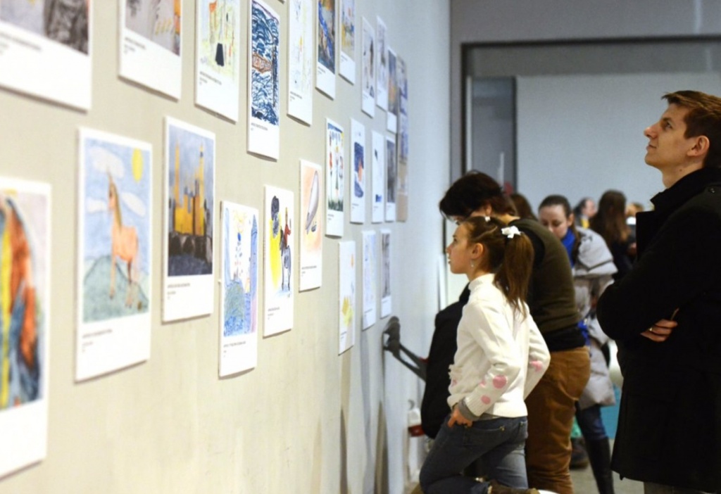Художественную выставку открыли в Центре культуры и спорта