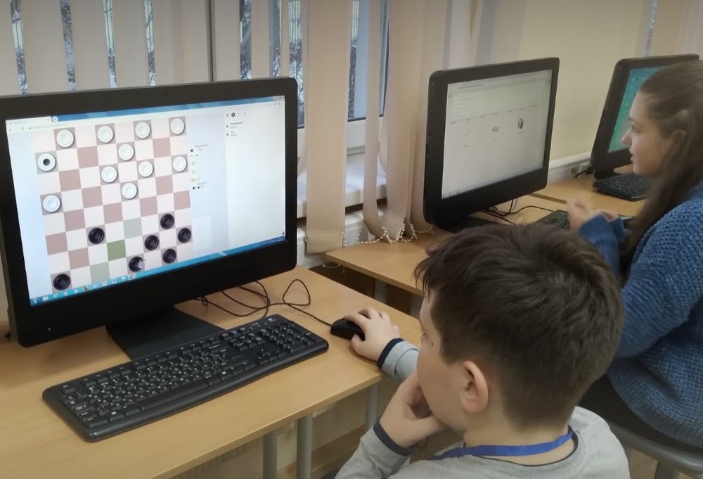 Сотрудники школы №2001 подвели итоги первенства Москвы по шашкам
