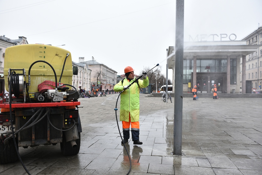 Около двух тысяч инженерных сооружений помоют в Москве после зимы