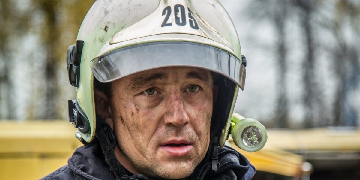Пожарный Андрей Замыслов: и жизнь спасёт, и в прорубь нырнёт