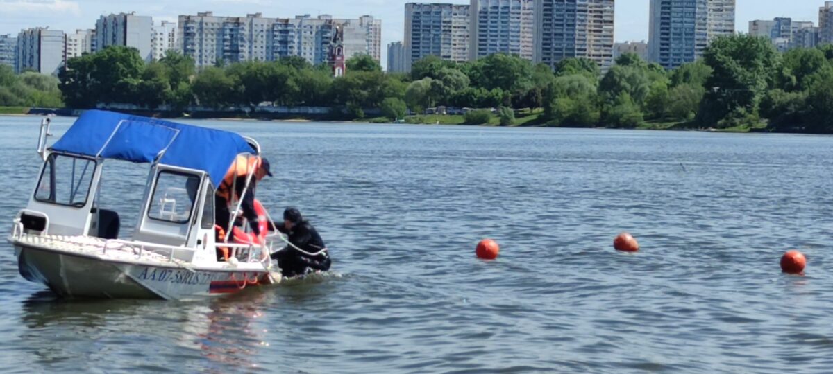 Московские спасатели на воде прошли проверку на готовность летнему сезону