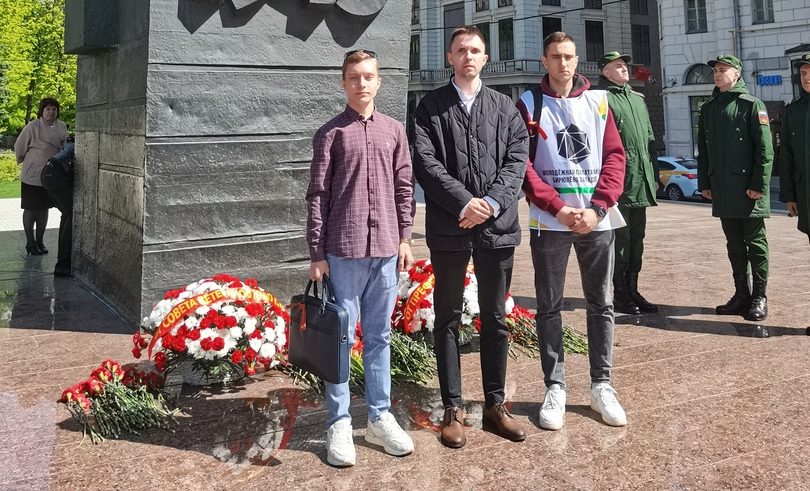 Представители молодежной палаты возложили цветы к мемориалу