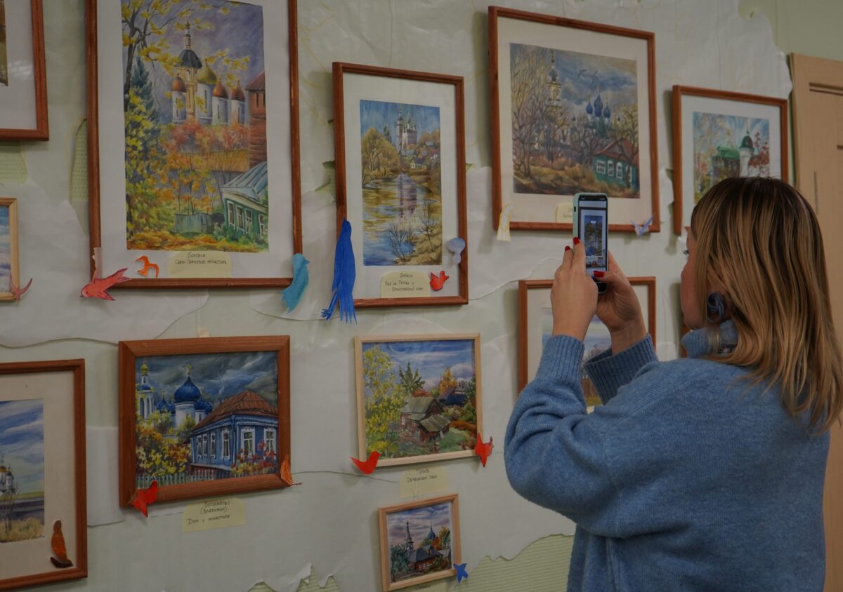 Акварельная живопись: сотрудники ТЦСО «Чертаново» пригласили на очное занятие по рисованию