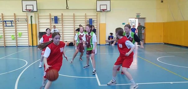 Спортсменки школы №667 заняли второе место в соревнованиях по баскетболу