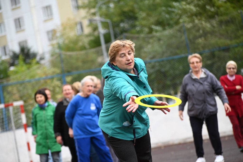 Центр досуга «Личность» совместно с проектом «Московское долголетие» организует разнообразные занятия для старшего поколения