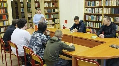 Книжную выставку организовали в библиотеке ОКГ «Столица»