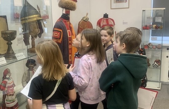 Ученики школы №2001 посетили галерею «Загорье»