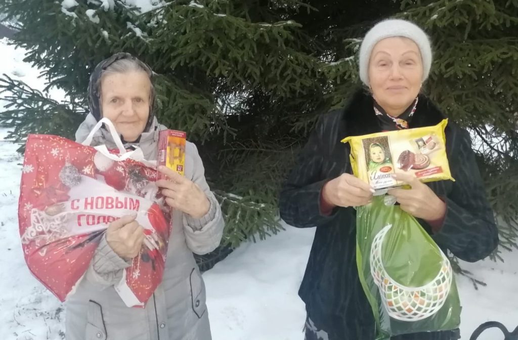 Ученики школы №2001 подготовили подарки пожилым людям
