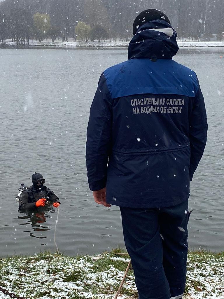 Спасатели на воде предупреждают рыбаков об опасности тонкого льда